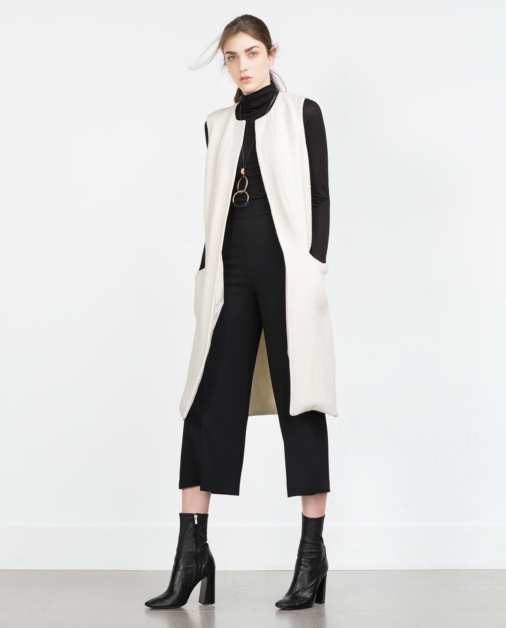 Chaleco de Zara en blanco. Precio rebajado de 59,95€ a 39,99€