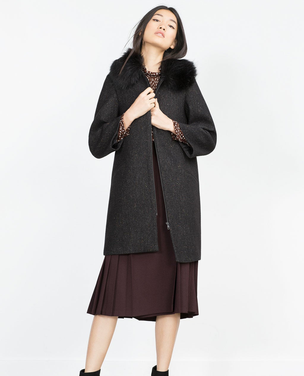 Abrigo negro con pelo en el cuello de Zara. Precio rebajado de 89,95€ a 59,99€