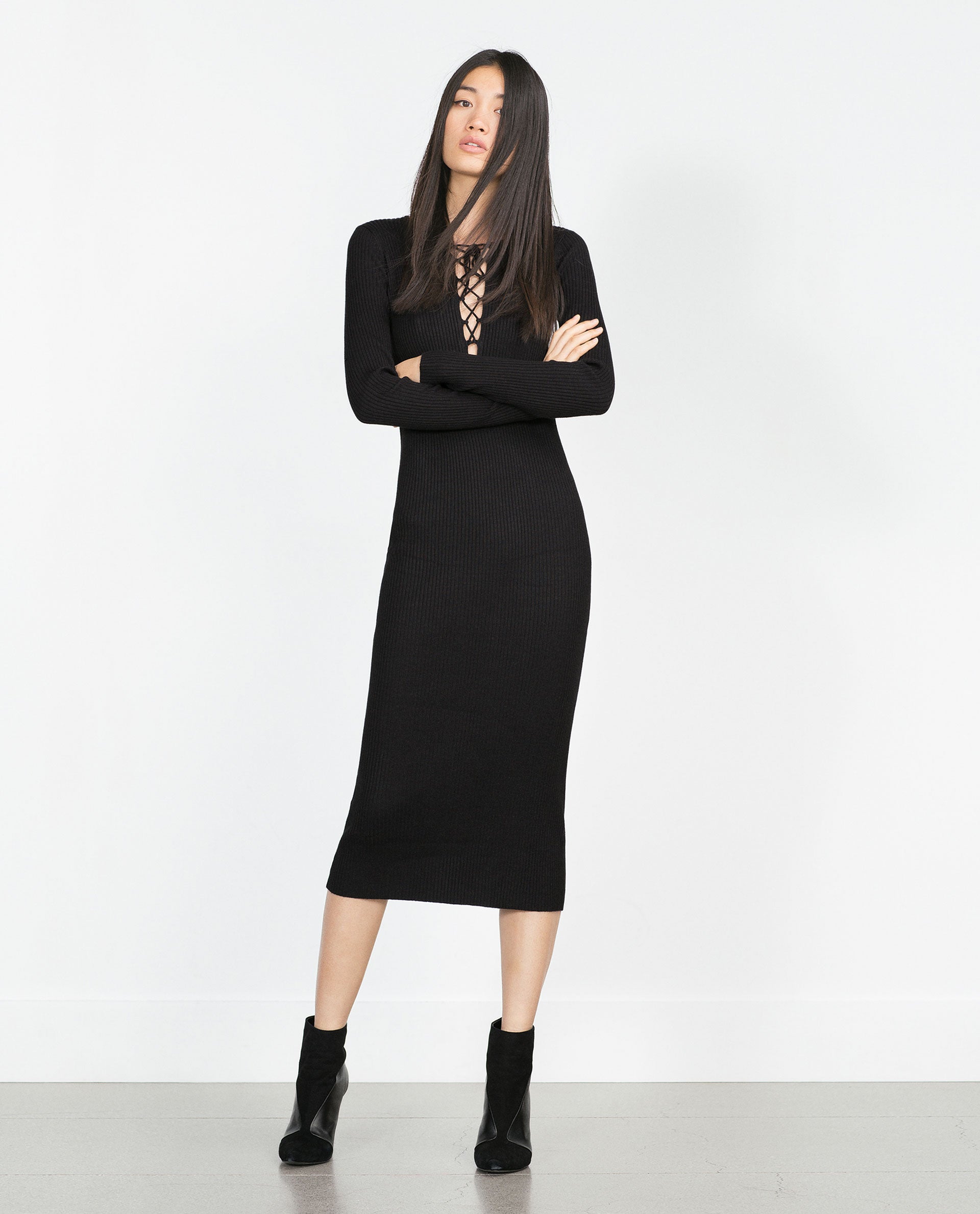 Vestido midi en canalé negro con detalle 'lace up' en el escote, rebajado de 25.99 a 19.99€.
