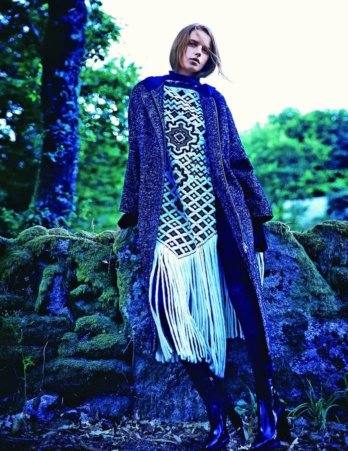 Bajo un abrigo jaspeado de Ángel Schlesser, poncho de Bimba y Lola y jersey de American Vintage. Calentadores de Calzedonia y botines de Tods.Estilismo: Verónica SuárezMaquillaje y peluquería: Mauro Saccoccine (Ana Prado) para Chanel y Moroccanoil.