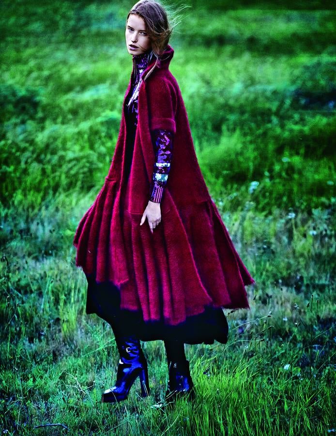 El abrigo de punto con vuelo y la falda son de Emporio Armani. Jersey de lentejuelas, de Dior; y botines de Tods.Estilismo: Verónica SuárezMaquillaje y peluquería: Mauro Saccoccine (Ana Prado) para Chanel y Moroccanoil.