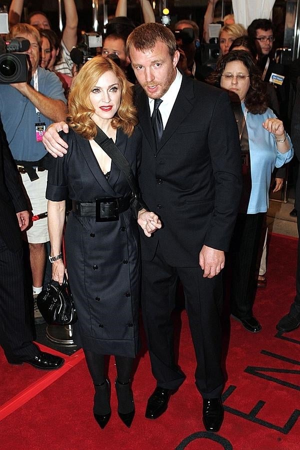 Después de un 'parón' sentimental, Madonna conoció al hombre que le haría volver a confiar en el amor. Pasaron por el altar, tuvieron un hijo, y estuvieron juntos desde 2000 a 2008, siendo la relación más larga de la 'diva del pop'.