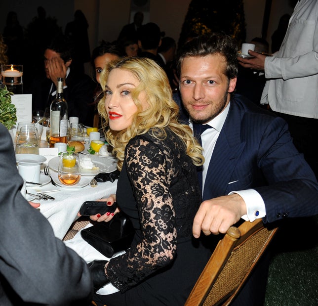 Se conocieron en las navidades de 2013 en la lujosa mansión de Valentino en Gstaad, pero no fue hasta un año después, cuando Madonna había dejado a Timor Steffens, cuando empezó su idilio con Dolmans. Ex modelo de 38 años, este 'gentleman' trabaja como anticuario y coleccionista de arte para la afamada casa Sotherby's, y durante unos meses de 2015 fue el inseparable compañero de la cantante.