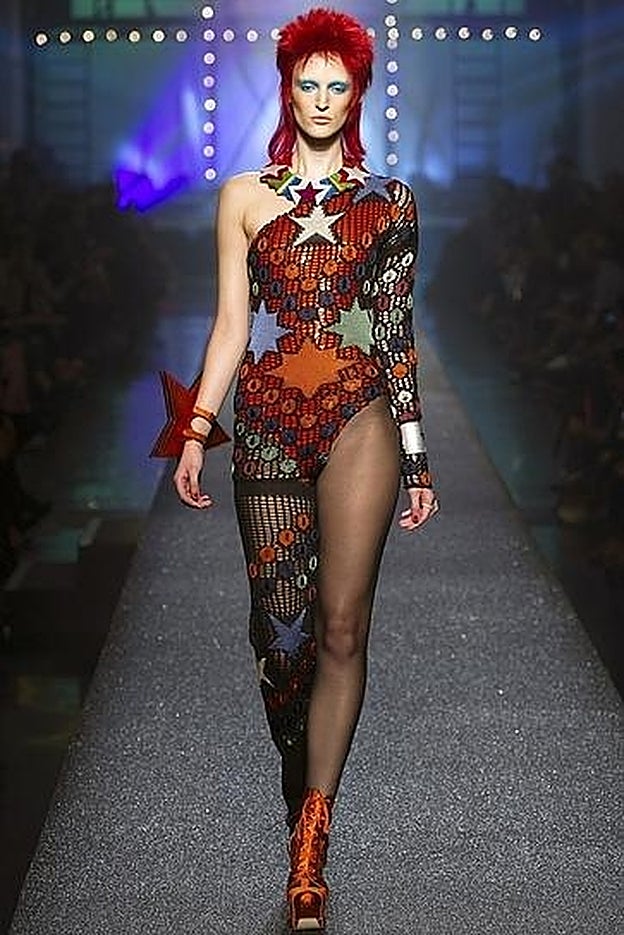 Look de la colección SS13 de Jean Paul Gaultier inspirada en David Bowie.
