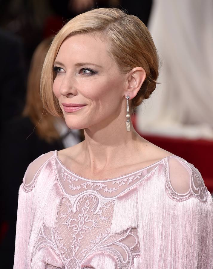Cate Blanchet lució un falso bob ladeado liso que combinó con un maquillaje natural en el que destacaban sus labios en rosa empolvado.