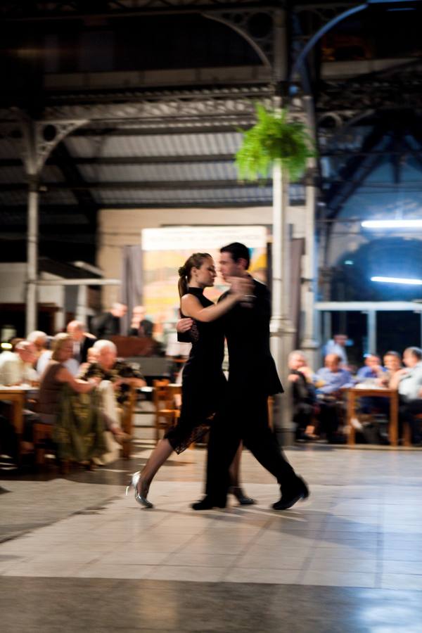 Más que un baile, el Tango es patrimonio de la humanidad. Y no lo decimos nosotros, sino la propia Unesco. Nacido entre Buenos Aires y Montevideo a finales del siglo XIX, el Tango es uno de los bailes más apreciados y reconocidos en todo el mundo. Una fusión de bailes africanos, europeos y cubanos que tuvo en el Río de la Plata el lugar perfecto para su origen, desarrollo y posterior expansión mundial. Complejo, sensual y muy visual; no son muchos los que se atreven a bailarlo debido a su dificultad. El baile tanguero se basa en cuatro movimientos característicos: el abrazo estrecho, la caminata, el corte y la quebrada. No apto para timoratos.