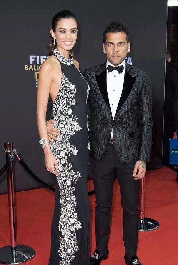 Dani Alves se lleva a su novia española a la gran noche de gala del fútbol mundial.
