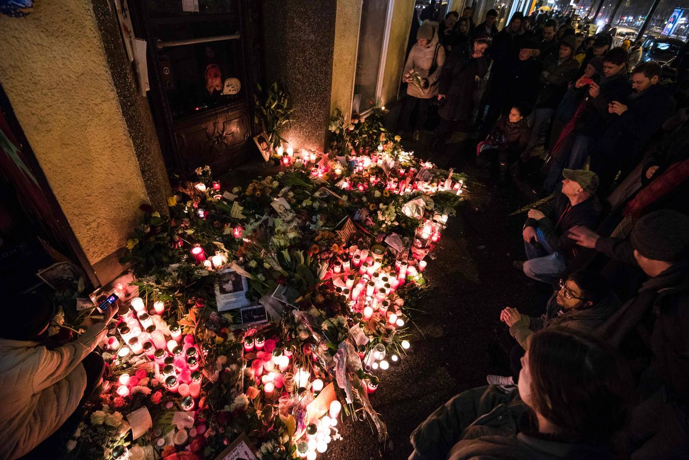 Homenaje floral y velas en la puerta de la casa de Berlín de Bowie.