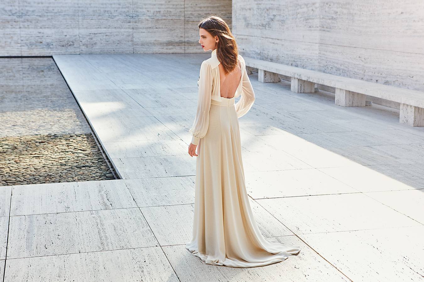 Vestido "georgette" con espalda al aire y frontal con tiras de terciopelo y bordados en azabache.