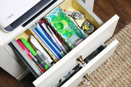 Podemos distribuir nuestros utensilios de trabajo en un cajón dividido.