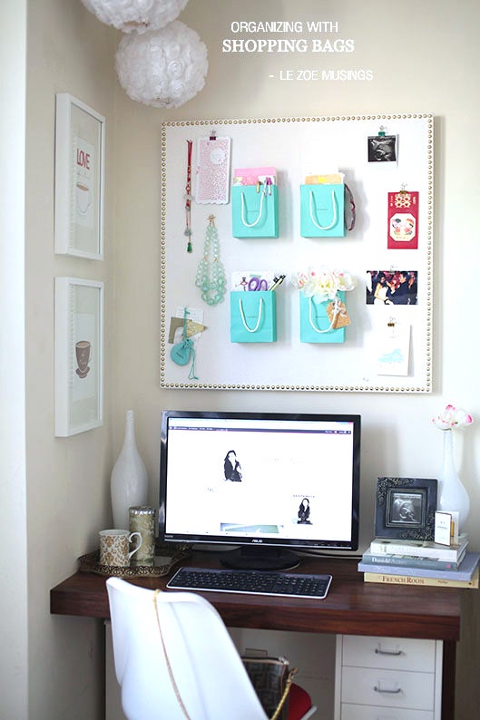 El escritorio de toda adicta a las compras donde las cosas se organizan por bolsas de Tiffany & Co.