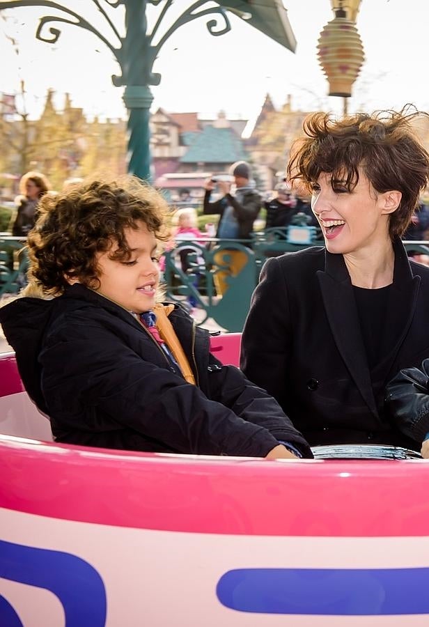 Paz Vega demostró su lado más infantil acompañando a sus pequeños en las atracciones del parque temático.