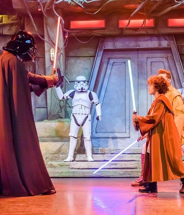 Orson Jr. empuña una espada láser en Disneyland.