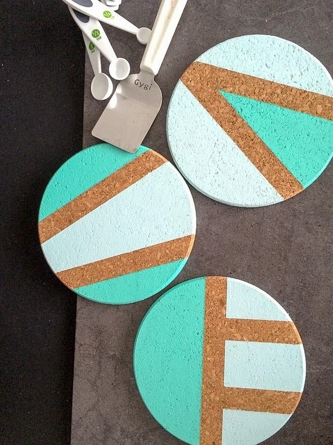 Haz tus propios posavasos pintando sobre corcho mensajes motivadores o diseños personales.