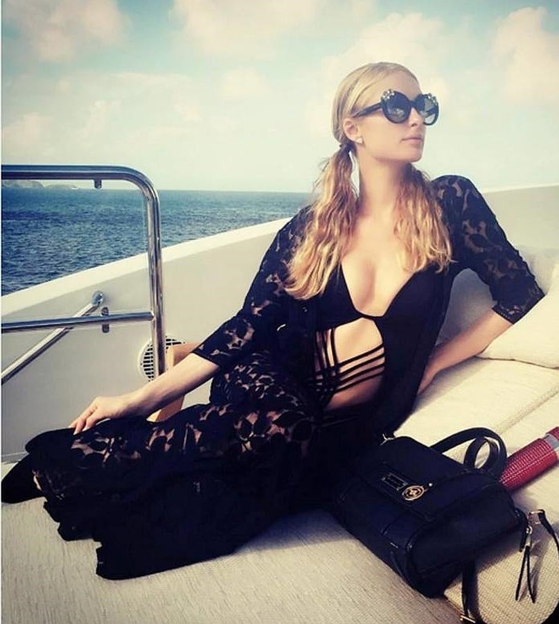 La díscola Paris Hilton no se baña, "eso es para pobres" debe pensar... A cambio, la rubia millonaria opta por lucir sofisticación, glamour y tipazo en la cubierta de su yate. Trikini negro que (imaginamos) valdrá una millonada. Casi tanto como el yate, vamos.