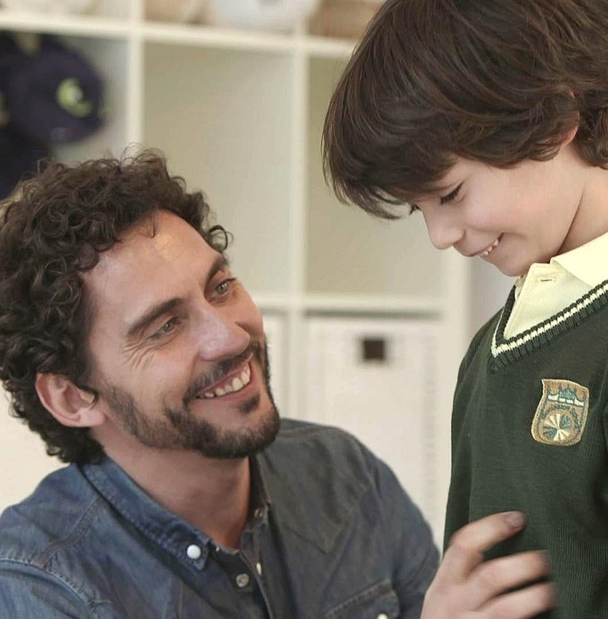 Paco León tiene este gesto de cariño con el hijo de Bertín y Fabiola Martínez.