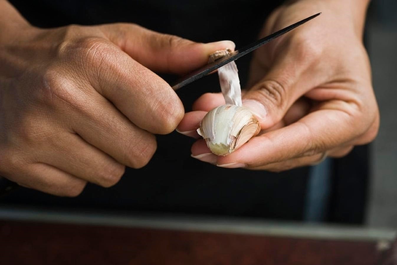 Ajo. Es un antibiótico natural, con propiedades bactericidas, inmunoestimulantes y antivirales, al que se le atribuyen propiedades preventivas. Además, si se padece alguna enfermedad del tracto respiratorio favorece su curación porque tienen efecto mucolítico y expectorante.