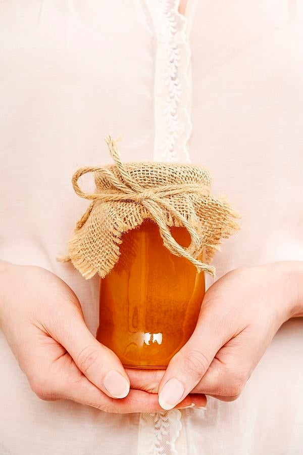 Miel. Tal como explica la experta de Medicadiet, la miel no sólo actúa como un potente antimicrobiano, sino que tiene un papel preventivo. Su alto contenido en azúcares, así como su reducido pH y acidez impiden el desarrollo de microorganismos.