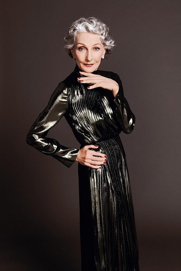 A partir de los 50, apuesta por vestidos a media pierna, estructurados y con mangas y aberturas controladas, pero con su toque de glamour. Estilismo: Blanca J de la Hoz. Peluquería y maquillaje: José Luis Ruzafa (Talents) para M·A·C y GHD.