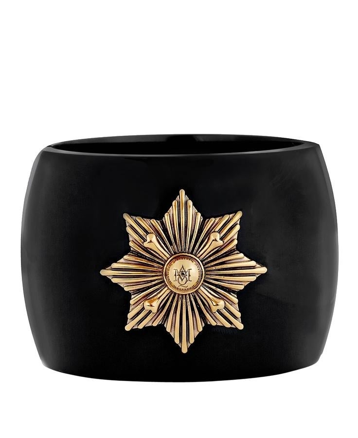 Insignia Brazalete de resina con detalle de metal, de Alexander McQueen (445 €).