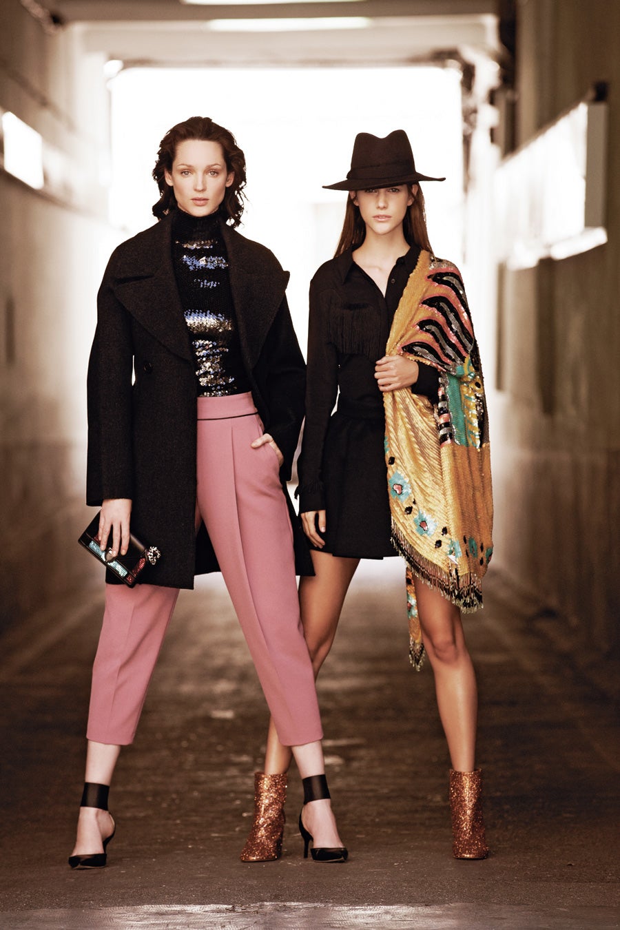 Carla Crombie, a la izquierda, lleva abrigo y top de paillettes, de Dior. El pantalón es de Hugo; los salones, de Gloria Ortiz; y el bolso Diorama, de Dior. Irina Isasia, a la derecha, con camisa de Bimba y Lola; falda de DSquared2; chal y botines "glitte" de Bimba y Lola; y sombrero de Gerard Darel. Peluquería y maquillaje: José Luis Ruzafa (Talents) para M·A·C y GHD. Estilismo: Blanca J de la Hoz