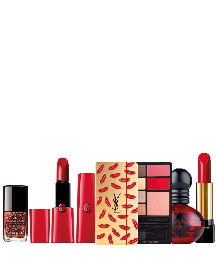 Top coat de efecto glitter Le Top Coat Lamé Rouge Noir de Chanel (23,50 €). Labial LAbsolu Rouge de Lancôme, tono 165 (31,30 €). Tinte para Mejillas y Labios de The Body Shop (14 €). Paleta Kiss & Love de Yves Saint Laurent (90 €). Labial Rouge Ecstasy tono nº 400 de Giorgio Armani (35 €).