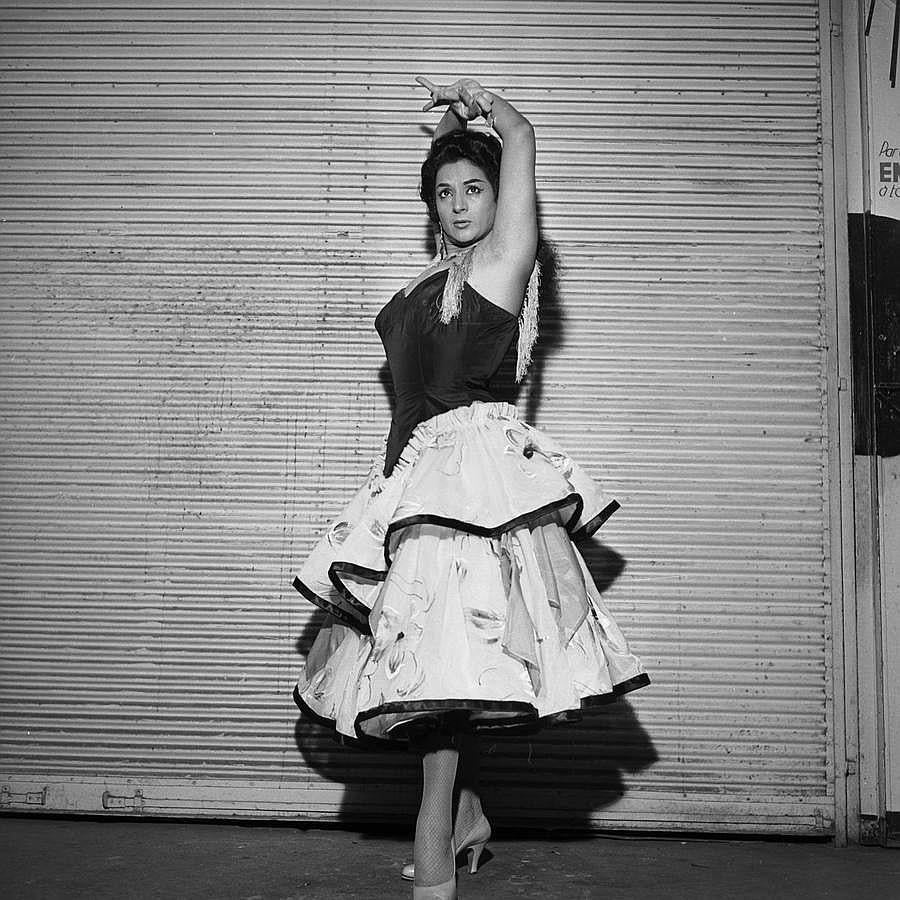 En una actuación en el programa de José María Íñigo 'Esta noche, fiesta', Lola Flores perdió su pendiente sobre el escenario. Terminó su canción, pero antes de irse pronunció el recordado "Perdón, pero se me ha caído un pendiente enorme. Bueno, ustedes me lo vais a devolver porque mi trabajito me costó. Muchas gracias de todo corazón pero el pendiente, Íñigo, no lo quiero perder, eh, por favor".