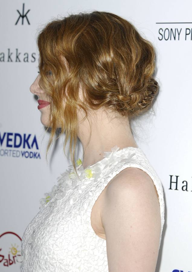 Emma Stone escondió su pelo, para lucir el falso bob, con una original trenza de espiga.