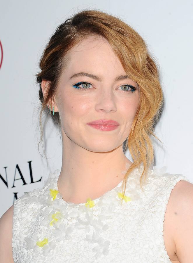 La actriz Emma Stone también ha lucido el peinado de moda: el falso bob con raya lateral y un mechón suelto peinado con ligeras ondas.