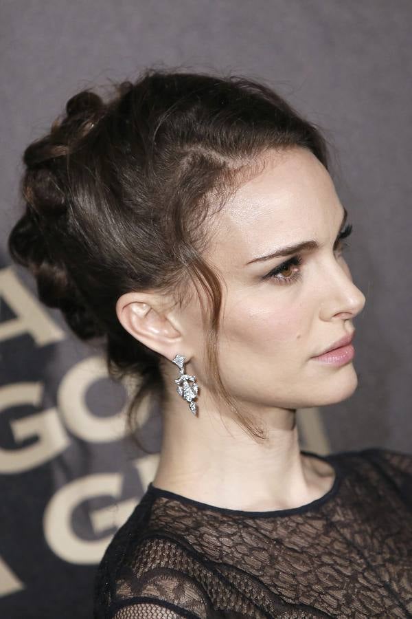 La actriz apostó por un maquillaje natural y un recogido trenzado para posar ante el photocall parisino.