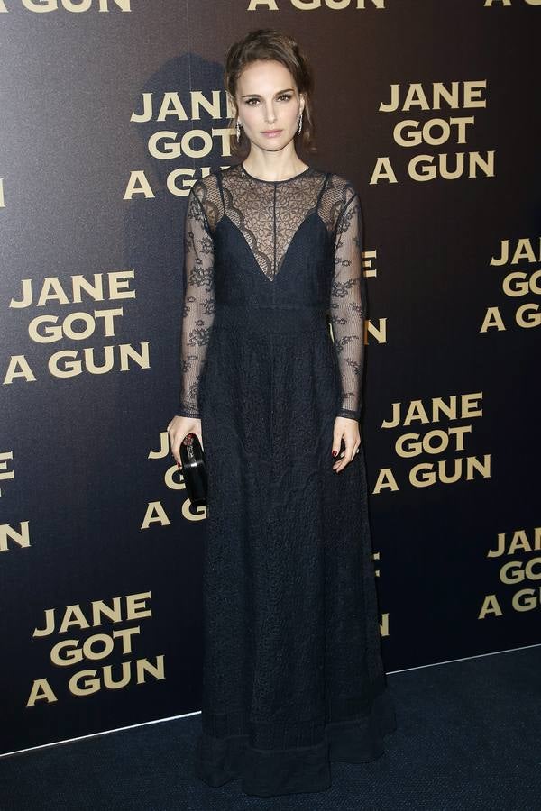 La actriz escogió un diseño de Dior realizado en encaje para acudir al estreno de 'Jane got a gun' en París.