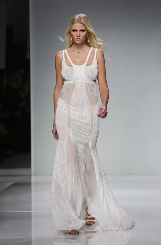 La modelo desfiló con un vestido blanco con detalles joya bordados en cristal.