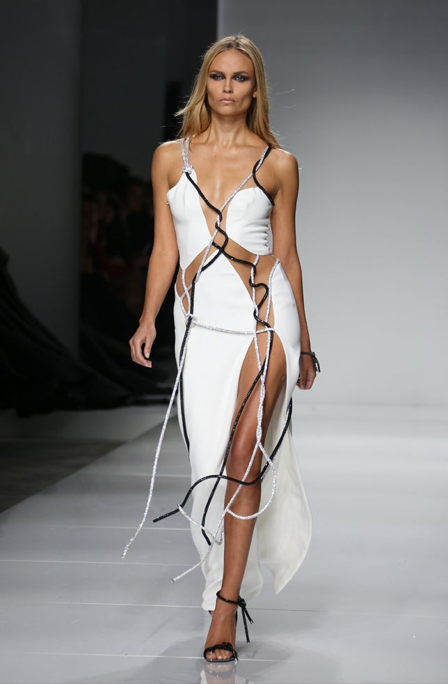 La modelo, en otra de sus salidas en la pasarela con un atrevido vestido blanco.