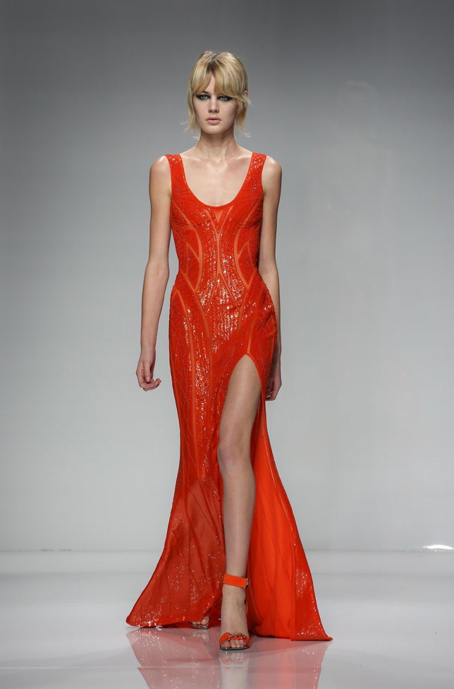 Los bordados joya aportan sofisticación a los vestidos de Donatella Versace.