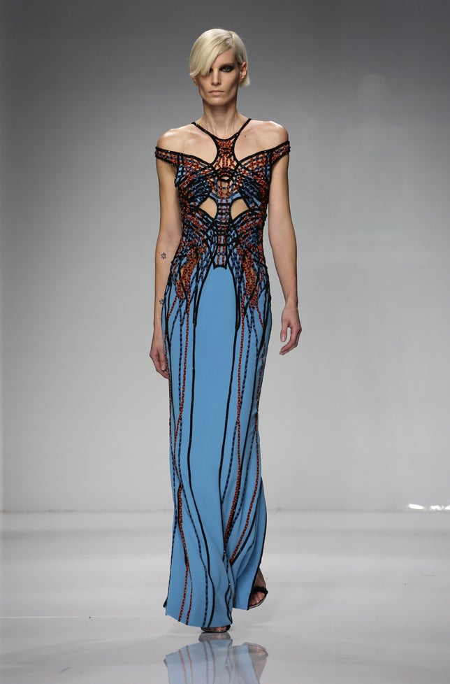 Donatella Versace apuesta por los bordados en cristal de colores.