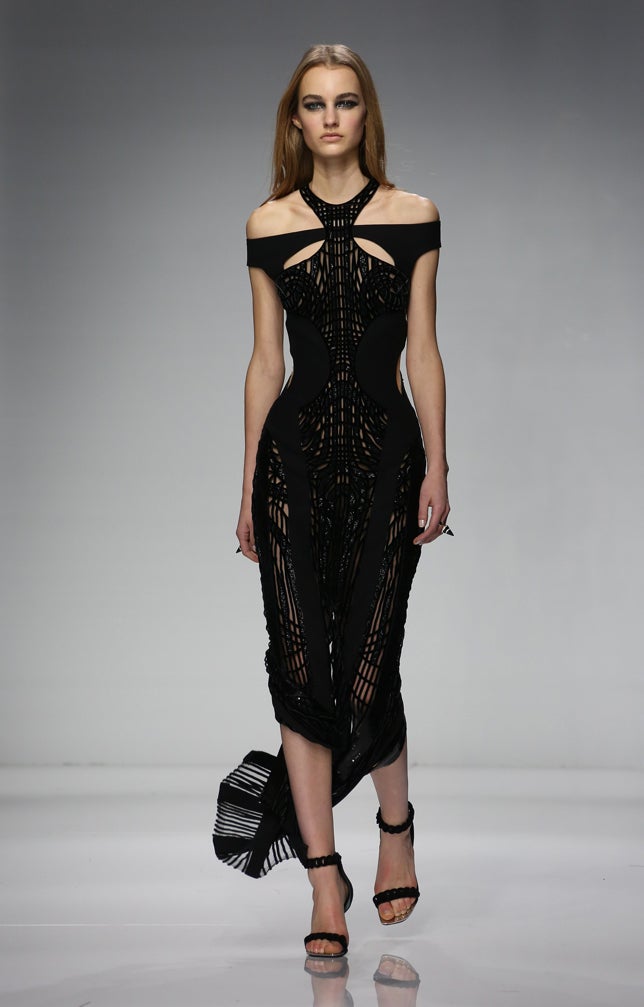 Los detalles 'cut out' y los juegos visuales han sido una constante en el desfile.