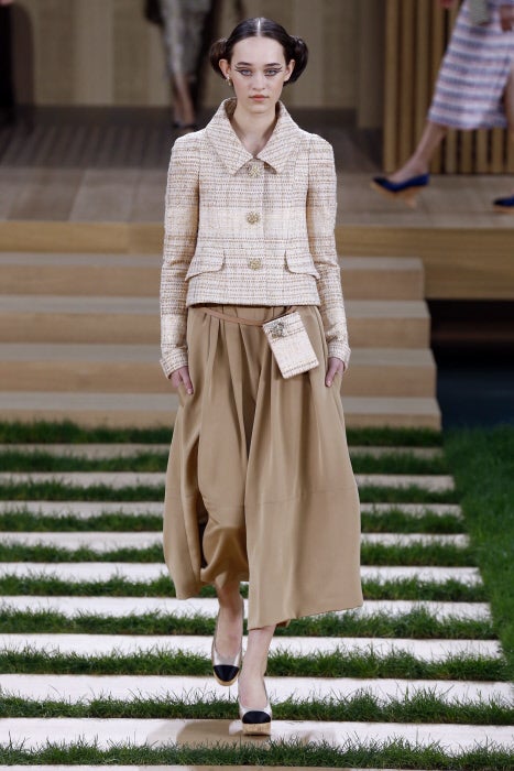 La década de los '30 y los '40 inspiran una colección sencilla, muy femenina y delicada que se articula entorno a la paleta de los tierra.