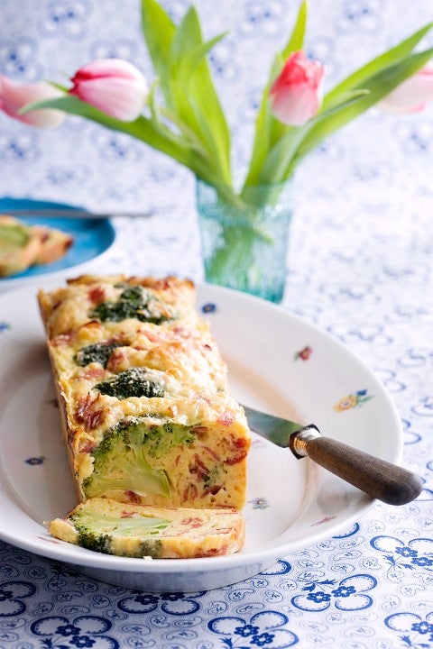 Para la masa: colocamos en un recipiente cinco cucharadas de aceite, un huevo, diez cucharadas de leche, sal y pimienta al gusto. Mezclar hasta que se combinen todos los ingredientes. Añadir la harina (Leudante) poco a poco. Remover suavemente y estirar en una tartera. Colocarlo durante unos minutos en el hornoa baja temperatura hasta que tome un color dorado. Para el relleno, corta la cebolla en juliana y saltéala, añade el brócoli (2 tazas) y continua la cocción durante unos cinco minutos. Añade la crema, mientras revolvemos, añade el queso rallado, condimentar con sal y pimienta.y cocinar durante otros minutos. Dejar que se enfríe el relleno y mezclar los dos huevos. Colocar todo el relleno en la masa, y sobre el relleno añadir 100gr de queso cremoso. Llevar todo al horno, a fuego lento, durante quince minutos.