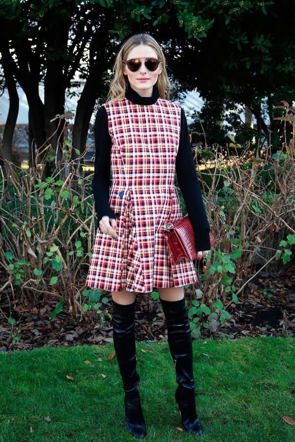 La 'it girl' no se ha perdido los desfiles, y para aplaudir las propuesas de Christian Dior (en su primer 'show' sin Raf Simons) apostó por este original look.