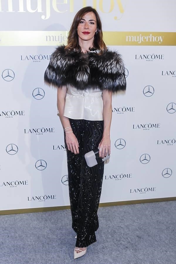 La ex modelo y empresaria, muy elegante con un conjunto de Gloria Ríos que combinó con estola de piel de Aurora Maroto, joyas de Chocron y bolso de Another Stories.