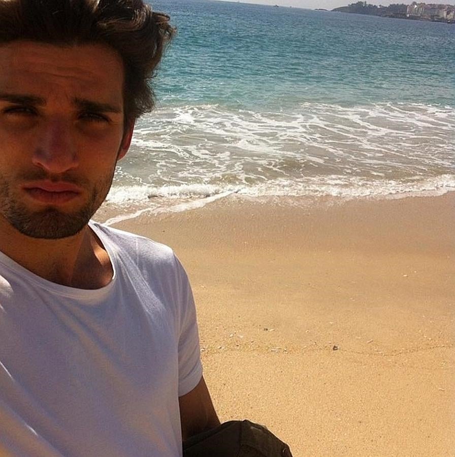 Este joven que muestra esta imagen en Sanxenxo, es Nahuel Casares, nuevo novio de la presentadora.