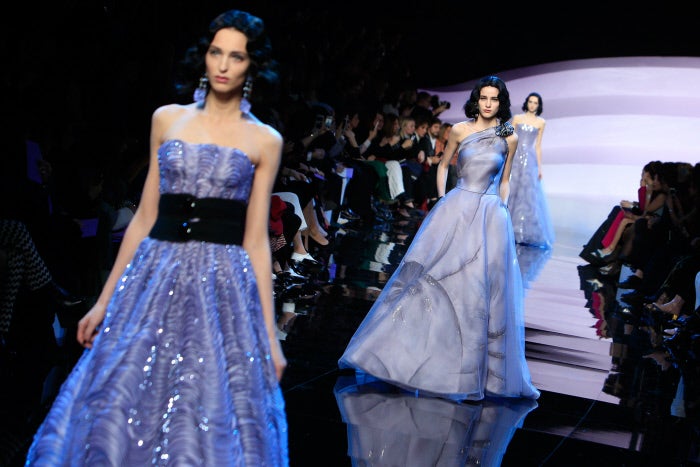 La firma italiana apuesta por una colección muy 'couture' en la que los volúmenes princesa y el azul en diferentes tonalidades han sido los protagonistas.