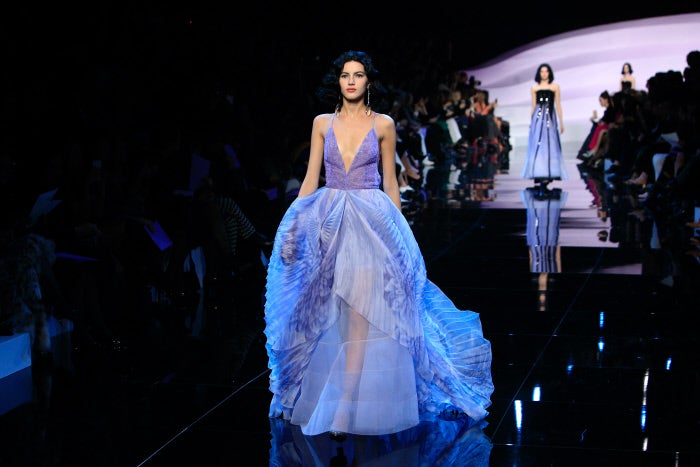 Armani Privé juega con los volúmenes y las texturas.