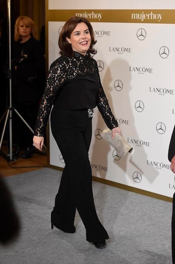 La vicepresidenta del Gobierno apostó por el color negro con un look muy elegante.