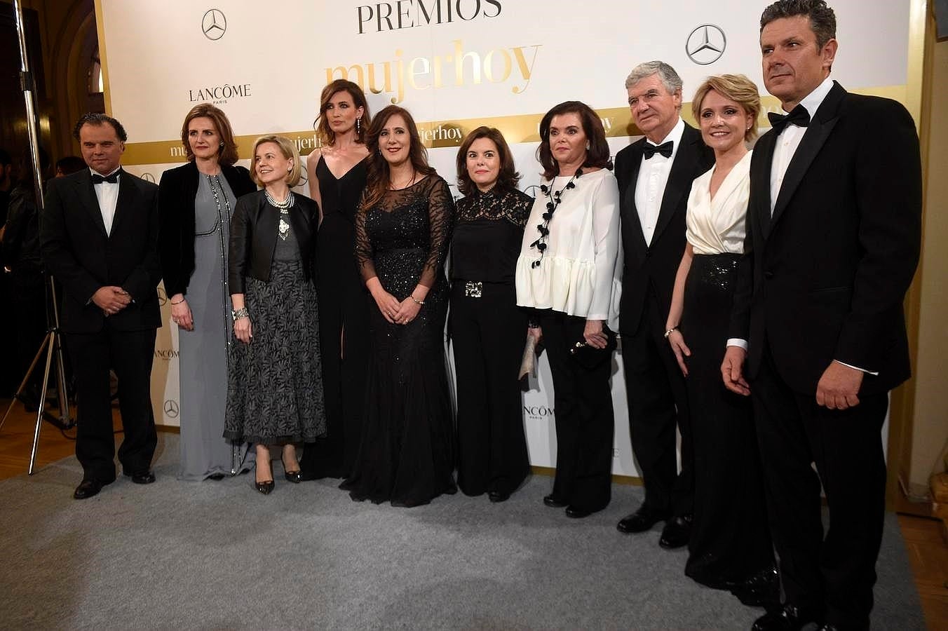 Fernando de Yarza, presidente de Taller de Editores; Laura Múgica, directora general; Charo Carrera, directora de Mujerhoy; Nieves Álvarez, premiada; Dolores Redondo, premiada; Teresa Fernández Valdés, premiada; Soraya Saénz de Santamaría, vicepresidenta del gobierno; Carmen Peña, premiada; Santiago Bergoreche y Roberto Arce, premiado al Compromiso Masculino.
