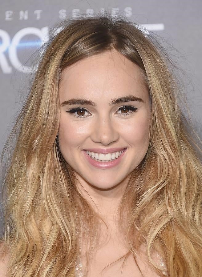 Modelo, actriz y fotógrafa que se ha hecho más famosa aún al ser la novia de Bradley Cooper durante un tiempo.Aspecto: Un rostro dulce que desprende inocencia y vende juventud. La estética sixtie prima en su melena rubia que suele llevar minuciosamente despeinada. Para maquillarse en el día a día siempre opta por el nude; sin embargo en los grandes momentos muestra su gran sofisticación.