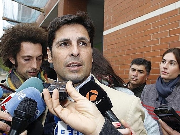 Fran Rivera se dirige directamente al Defensor del Menor ante las cámaras.