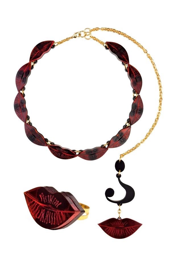 La National Portrait Gallery de Londres ha colaborado con la diseñadora de joyas Patricia Nicolás para crear una colección inspirada en la exposición Vogue 100: A century of style, que se presenta el 11 de febrero. Allí se podrán ver y también comprar.