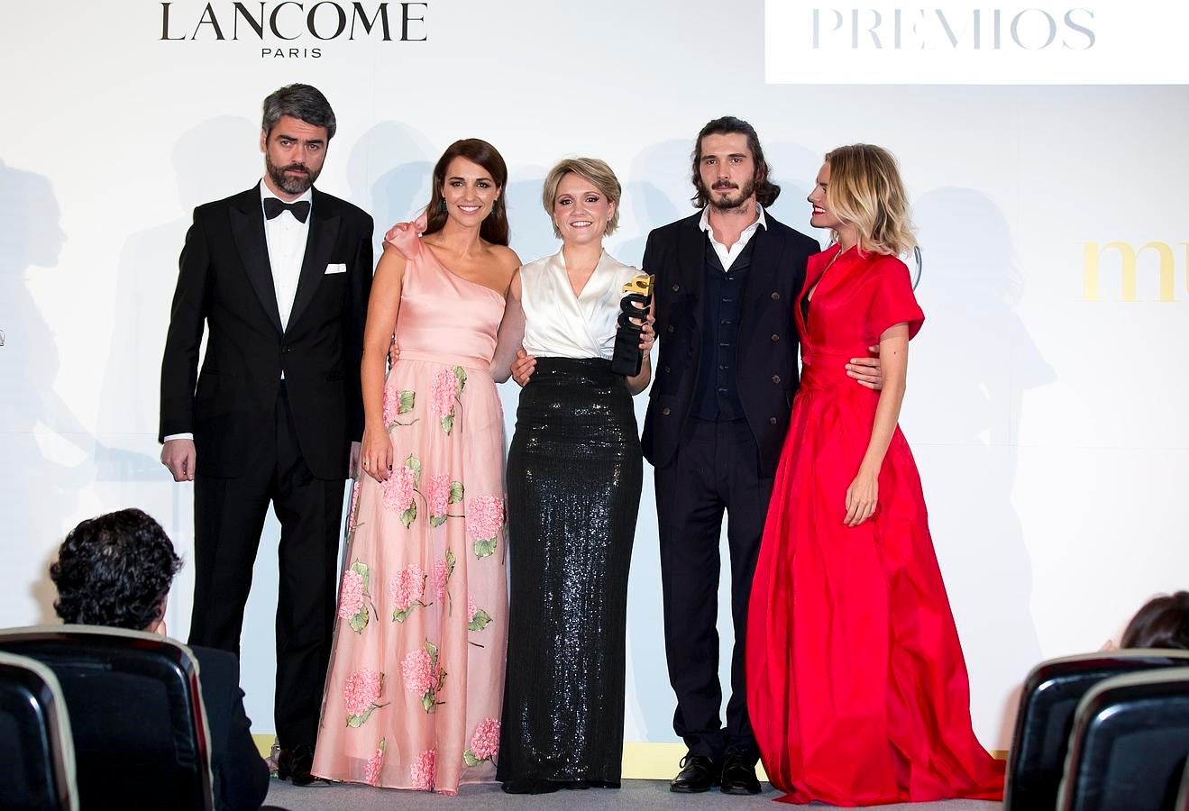 La productora de televisión Teresa Fernández Valdés, durante la gala de entrega de los VII Premios Mujerhoy en la que posó con Luis Enríquez, consejero delegado de Vocento, la actriz Paula Echevarría, el actor Yon González y la actriz Amaia Salamanca.