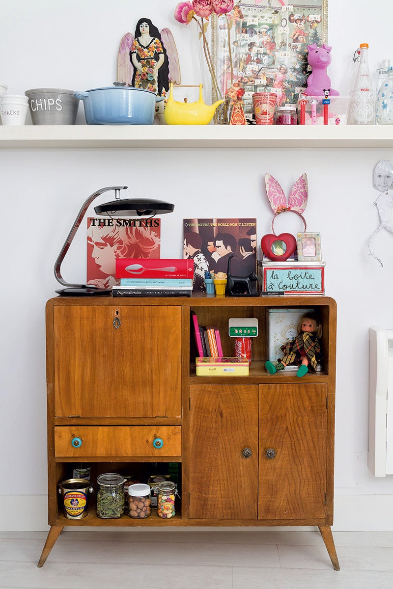 Un mueble bar vintage lleno de botes que utiliza con su hija para hacer manualidades.